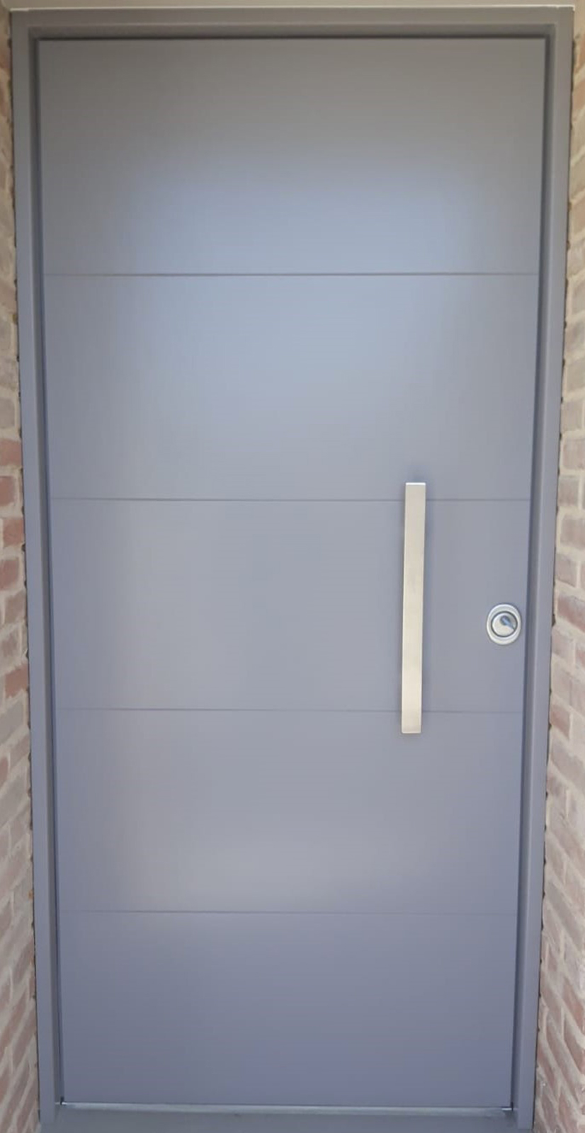 Porta blindata grigia Securnova installata in abitazione moderna a Bologna